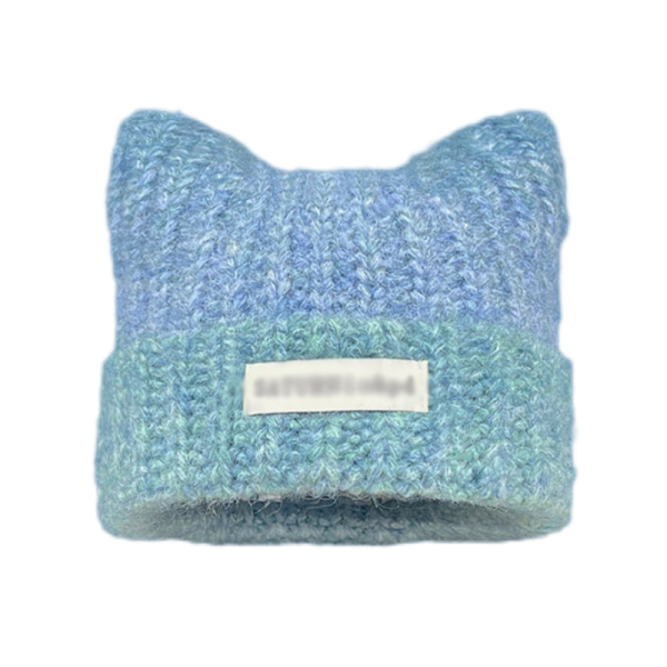 冬に用いるパッチロゴ付きの猫耳レディースニット帽をカスタマイズする