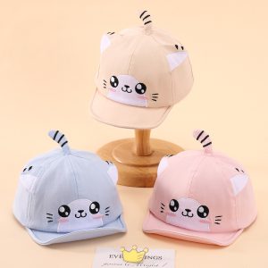 赤ちゃん用の猫型ベースボールキャップをカスタマイズする