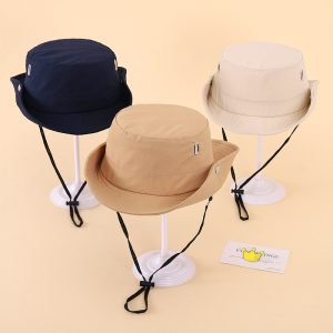 あご紐付きでつばが広めのキッズ用サファリハット、アウトドアをカスタマイズする